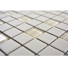 Närbild av mosaikplattor i kvadratisk form, bestående av keramik och glas