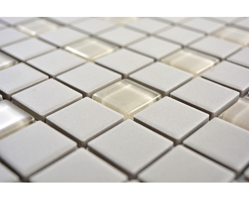 Närbild av mosaikplattor i kvadratisk form, bestående av keramik och glas