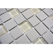 Fyrkantiga mosaikplattor av keramik och glas