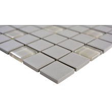 Mosaikplatta med kvadratiska, matta och glänsande element