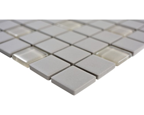 Mosaikplatta med kvadratiska, matta och glänsande element