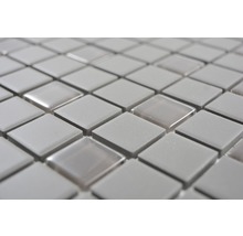 Närbild av små, fyrkantiga mosaikplattor.