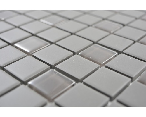 Närbild av små, fyrkantiga mosaikplattor.