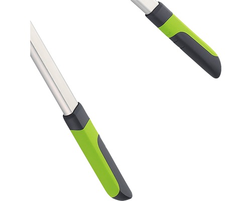 Närbild av ett skaft med handtag för trädgårdsredskap