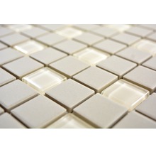 Närbild av ljusa mosaikplattor av keramik och glas
