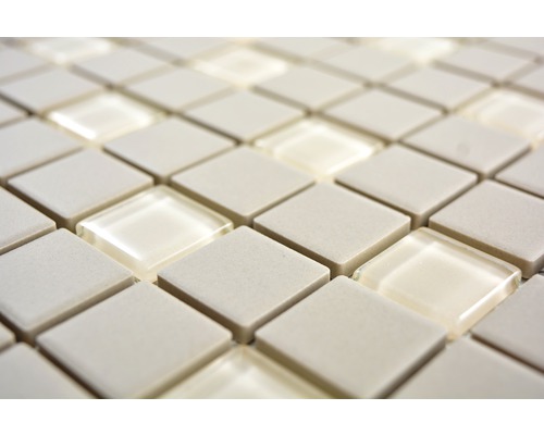 Närbild av ljusa mosaikplattor av keramik och glas