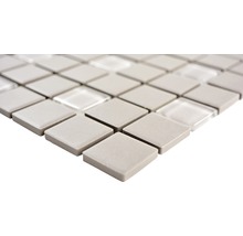 Mosaikplatta av glas och keramik