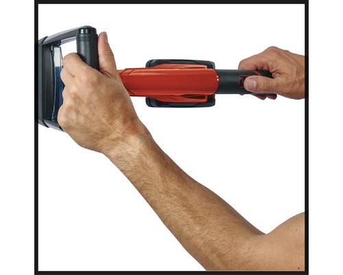 Person demonstrerar användningen av ett elverktyg