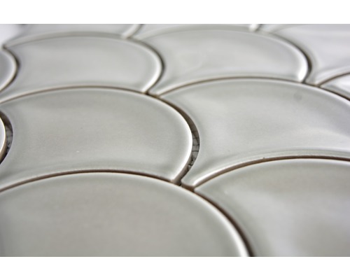 Keramiska mosaikplattor i halvmåneform, närbild.