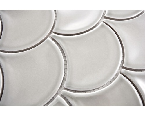 Närbild av keramiska mosaikplattor i bågform