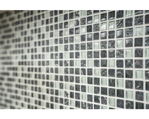 Mosaikvägg med små fyrkantiga plattor