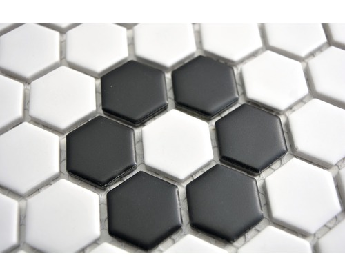 Närbild av sexkantiga mosaikplattor i svart och vitt