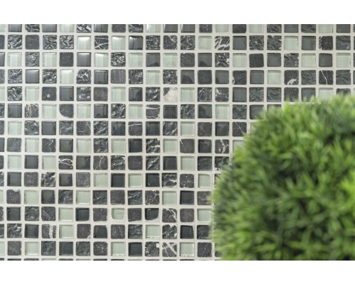 Mosaik kakelvägg med fyrkantiga plattor