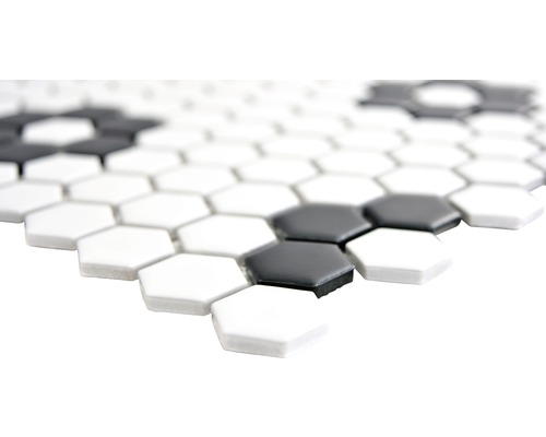 Sexkantiga mosaikplattor i svart och vitt