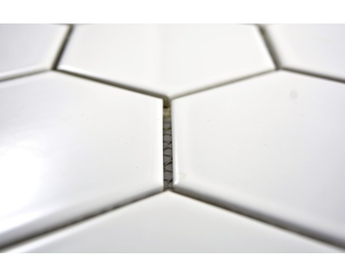 Närbild av sexkantiga, vita plattor med fogar