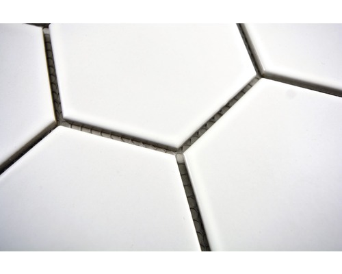 Närbild av sexkantiga, vita plattor med fogar