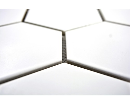 Närbild av vita, hexagonala plattor med fogar