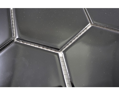 Närbild av svarta, sexkantiga keramiska plattor med fogar