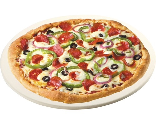 Pizza med salami, paprika, lök och oliver på pizzasten