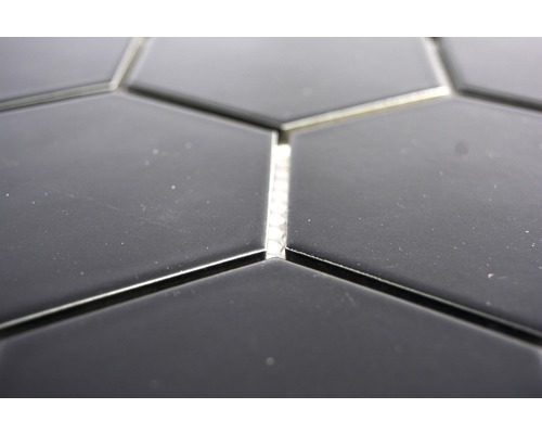 Närbild av hexagonala plattor med fogar