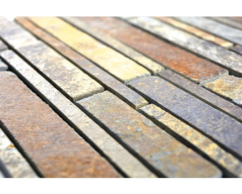 Detaljvy av väggbeklädnad i natursten