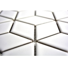 Närbild av vita, rombformade mosaikplattor