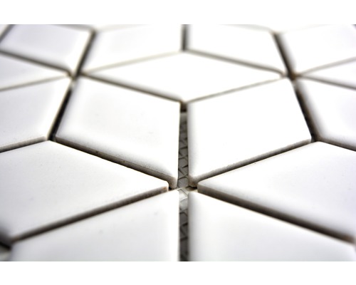 Närbild av vita, rombformade mosaikplattor