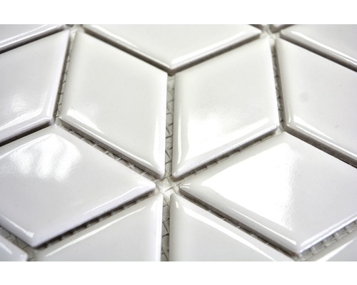 Detaljbild av vita, rombformade plattor på ett nät