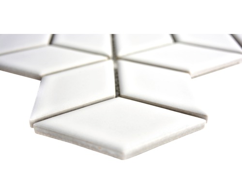 Närbild av vita mosaikplattor i diamantform