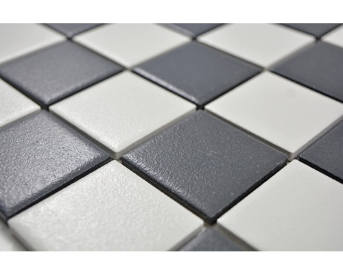 Fyrkantiga mosaikplattor i ett schackbrädesmönster