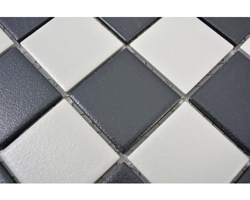 Närbild av mosaikplattor i fyrkantig form