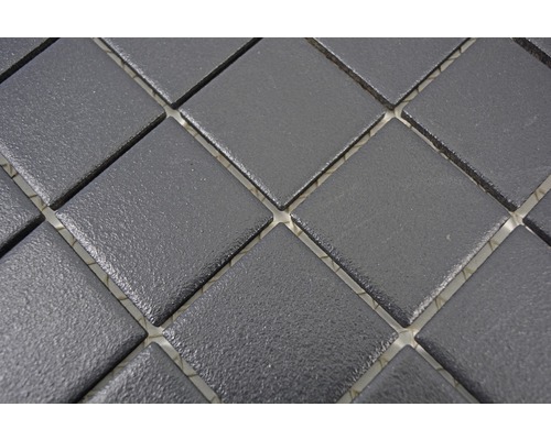 Närbild av svarta mosaikplattor