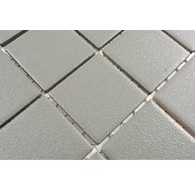 Närbild av grå mosaikplattor