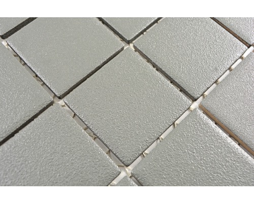 Närbild av grå mosaikplattor