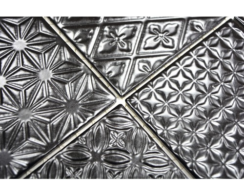 Fyra dekorerade plattor med olika mönster.