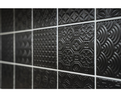 Närbild av svarta plattor med olika mönster