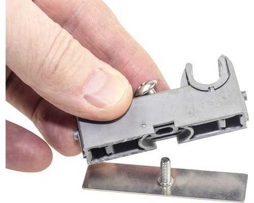 Detaljbild av ett fäste med skruvar i handen