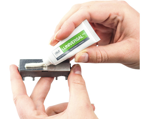 En person applicerar lim från en tub på en komponent