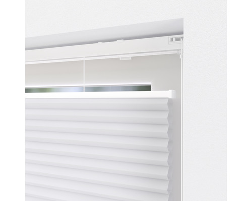 Detaljvy av en vit plisségardin i fönstret