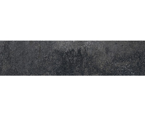 Mörk, ojämn betongyta.