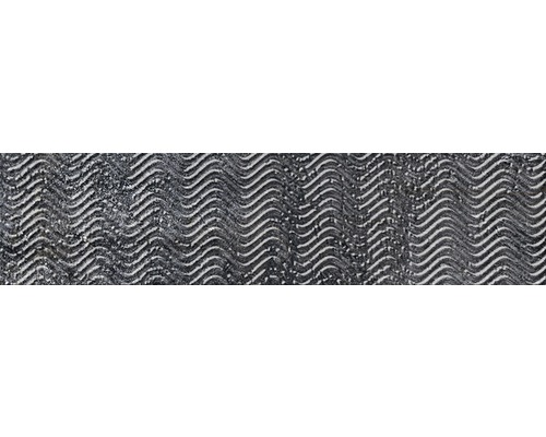 Närbild av en strukturerad tapetyta med vågmönster