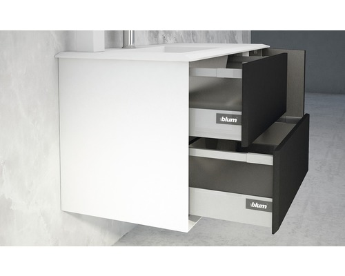 Tvättställsskåp med två delvis öppna lådor.