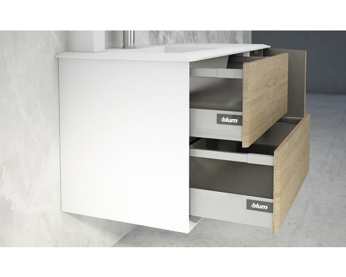 Tvättställsskåp med två öppna lådor och Blum Logo