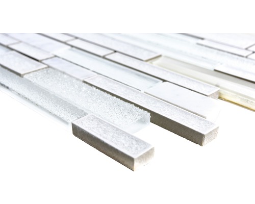 Mosaikplatta av glas och natursten