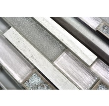 Närbild av mosaikplattor med glas- och stenelement