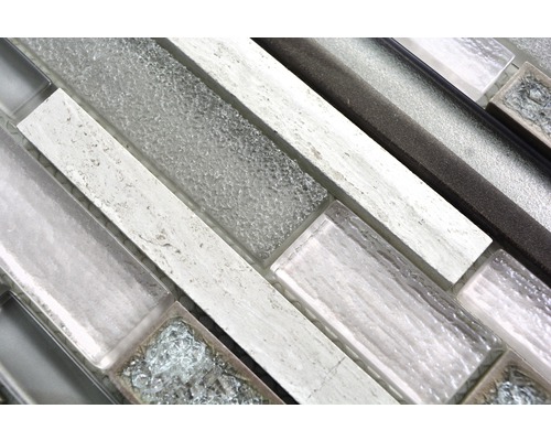 Närbild av mosaikplattor med glas- och stenelement