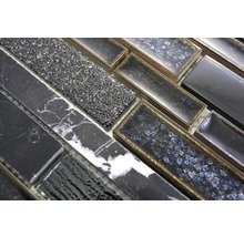 Mosaikplattor i olika texturer, inklusive marmor och glas