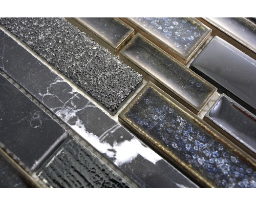 Mosaikplattor i olika texturer, inklusive marmor och glas