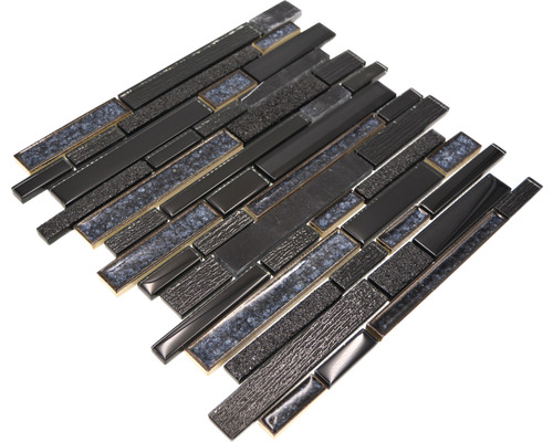 Mosaikmatta med långsträckta, svarta stenar i olika texturer