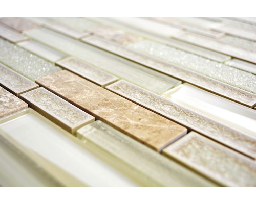 Detaljbild av mosaikplattor av glas och marmor